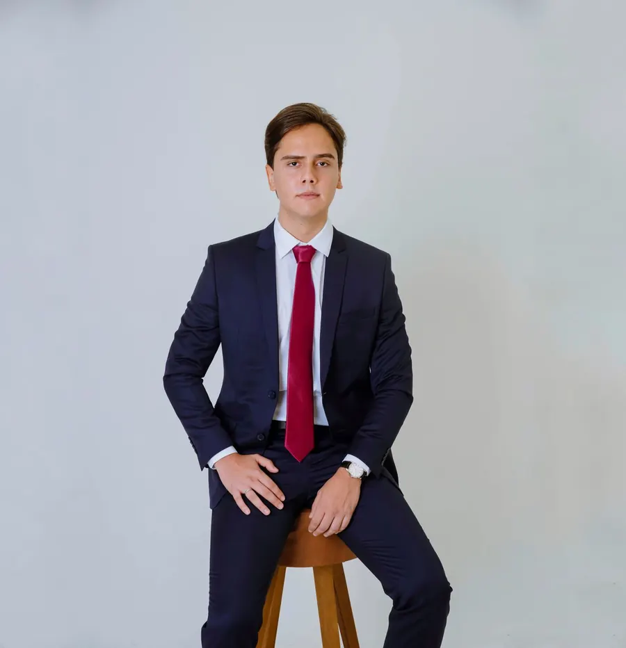 Alexandre Lago em traje formal