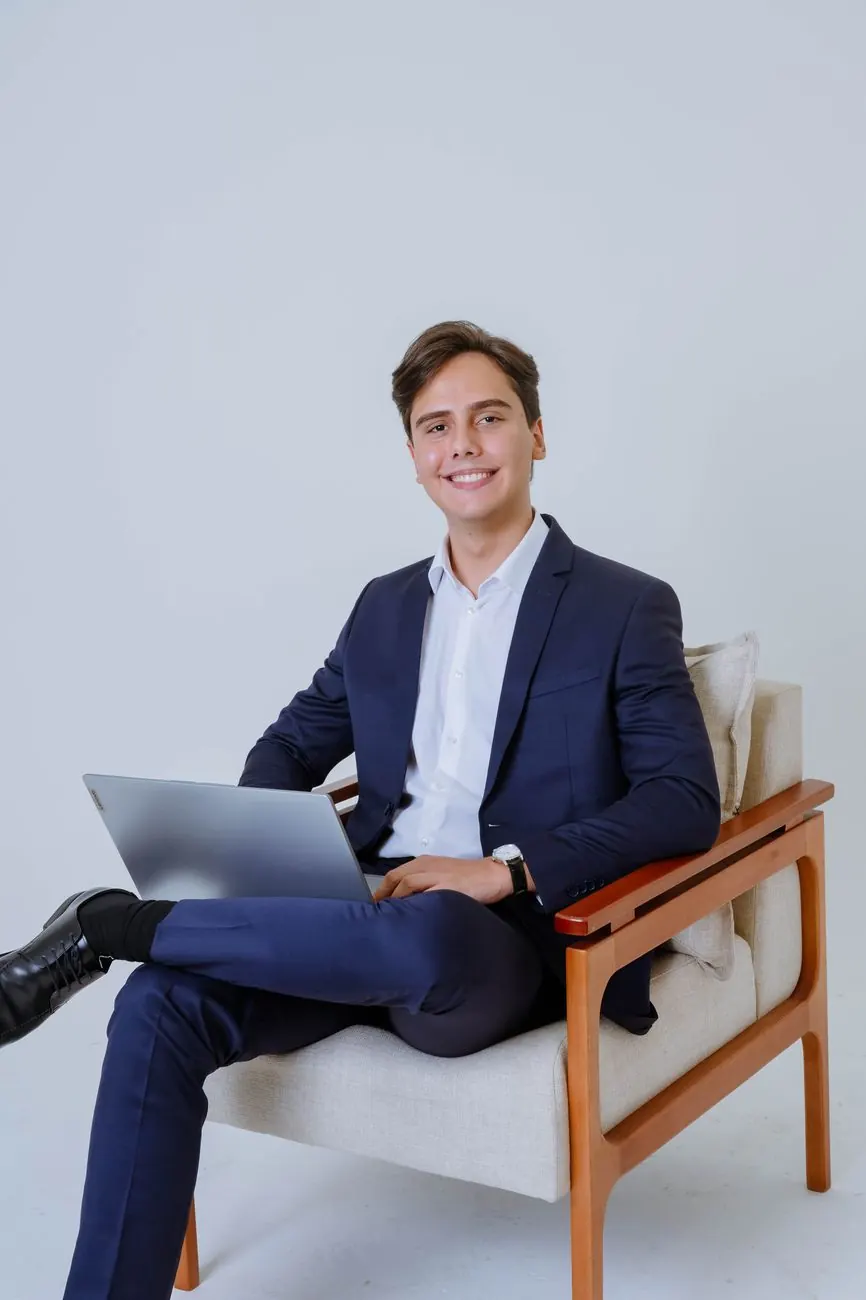 Alexandre Lago trabalhando com o notebook
